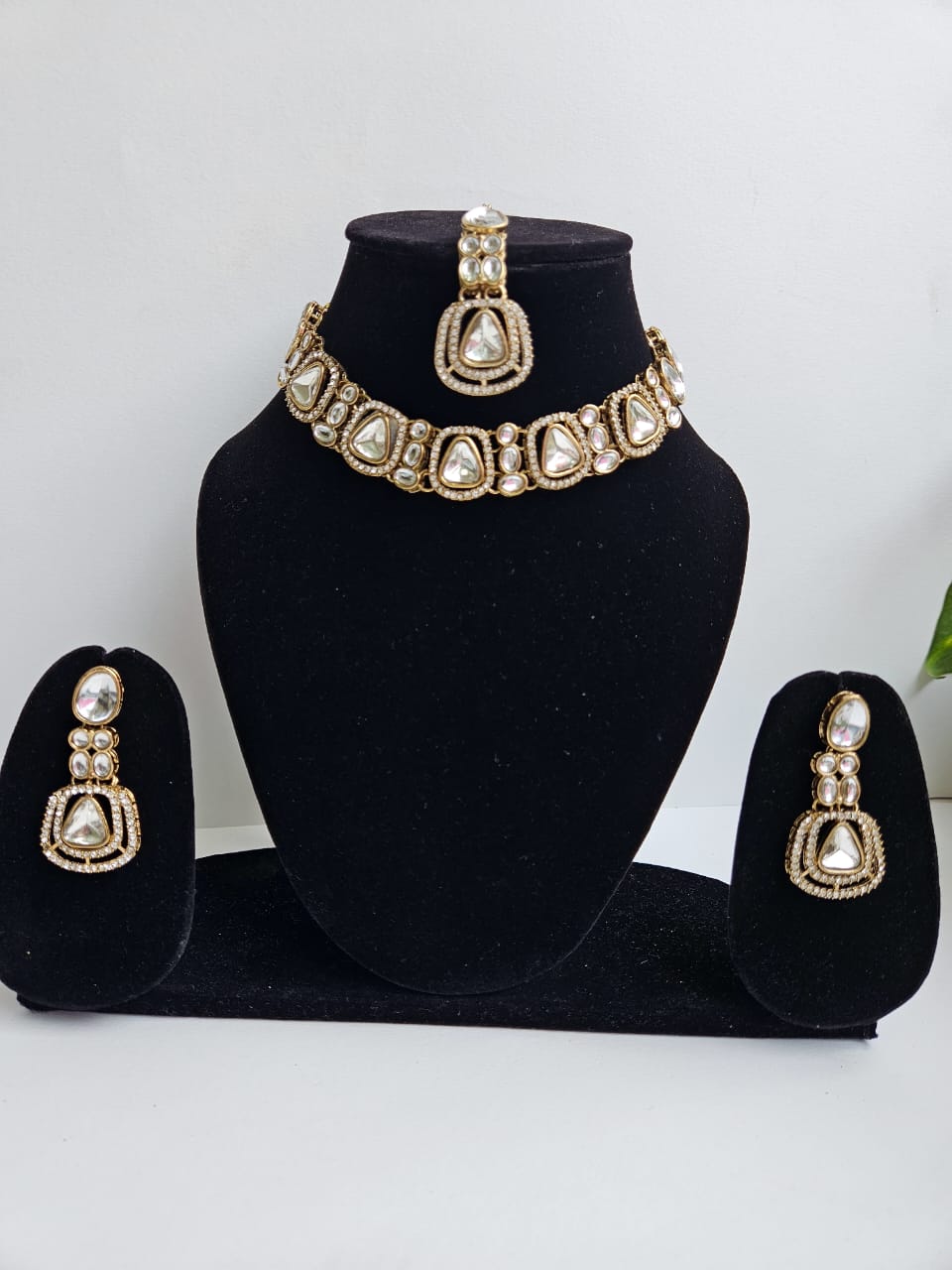 Regal Teardrop – Classic Kundan Choker Set
