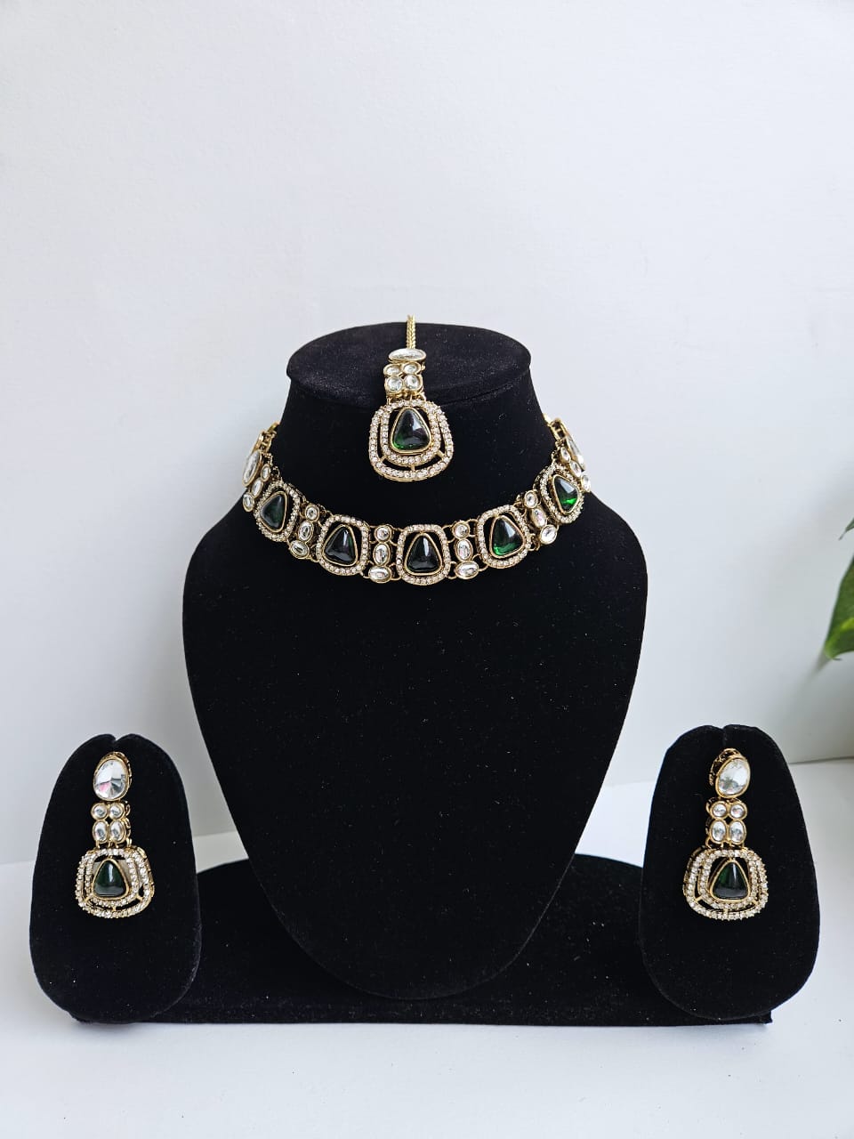Regal Teardrop – Classic Kundan Choker Set