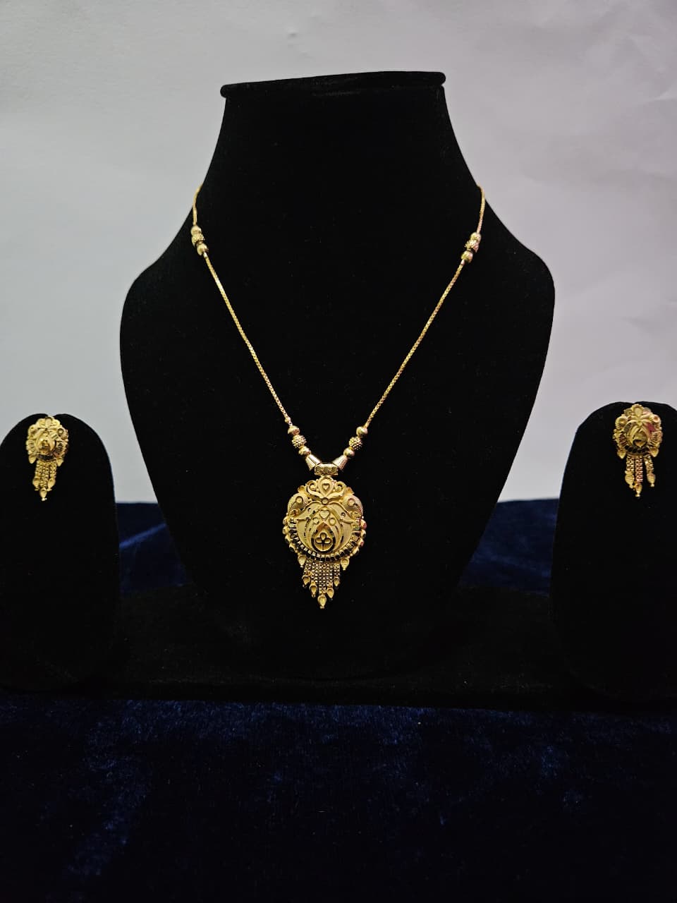 Graceful Pendant Gold Set – Lightweight Elegance