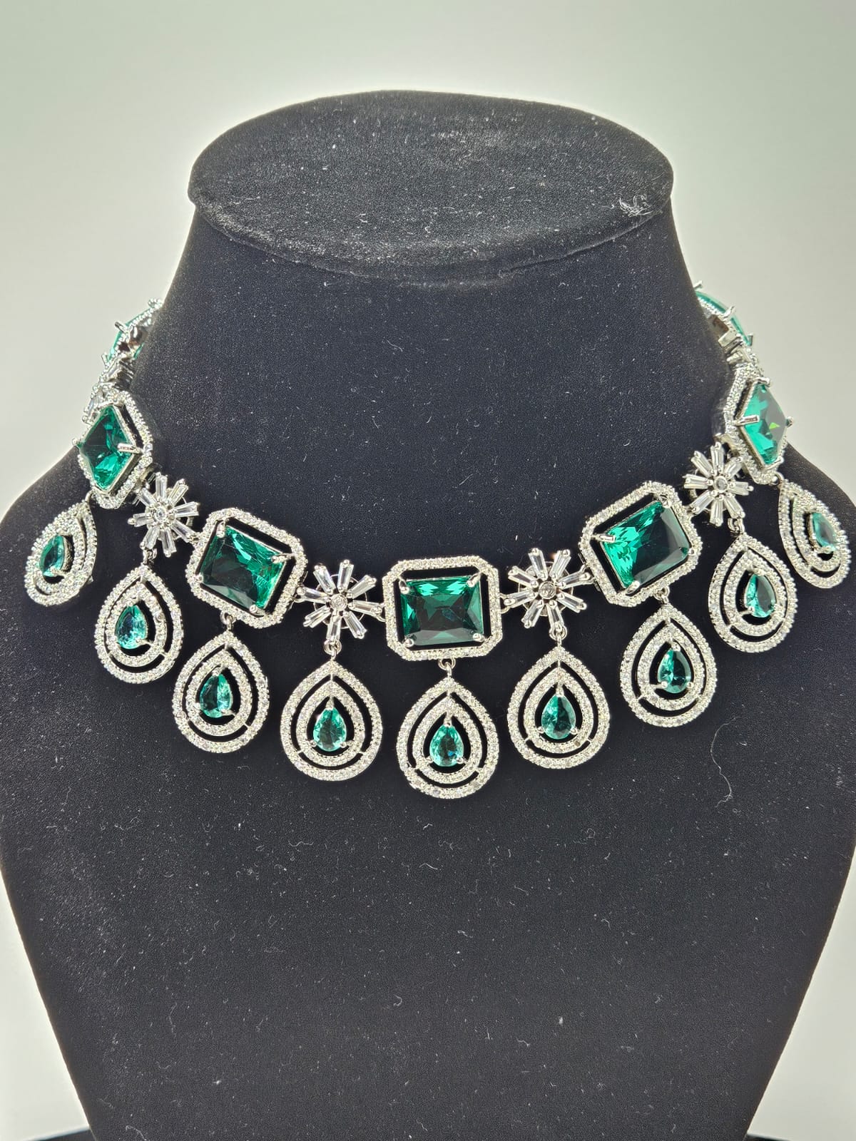 Emerald Royale – Enchanted Teardrop Necklace Set