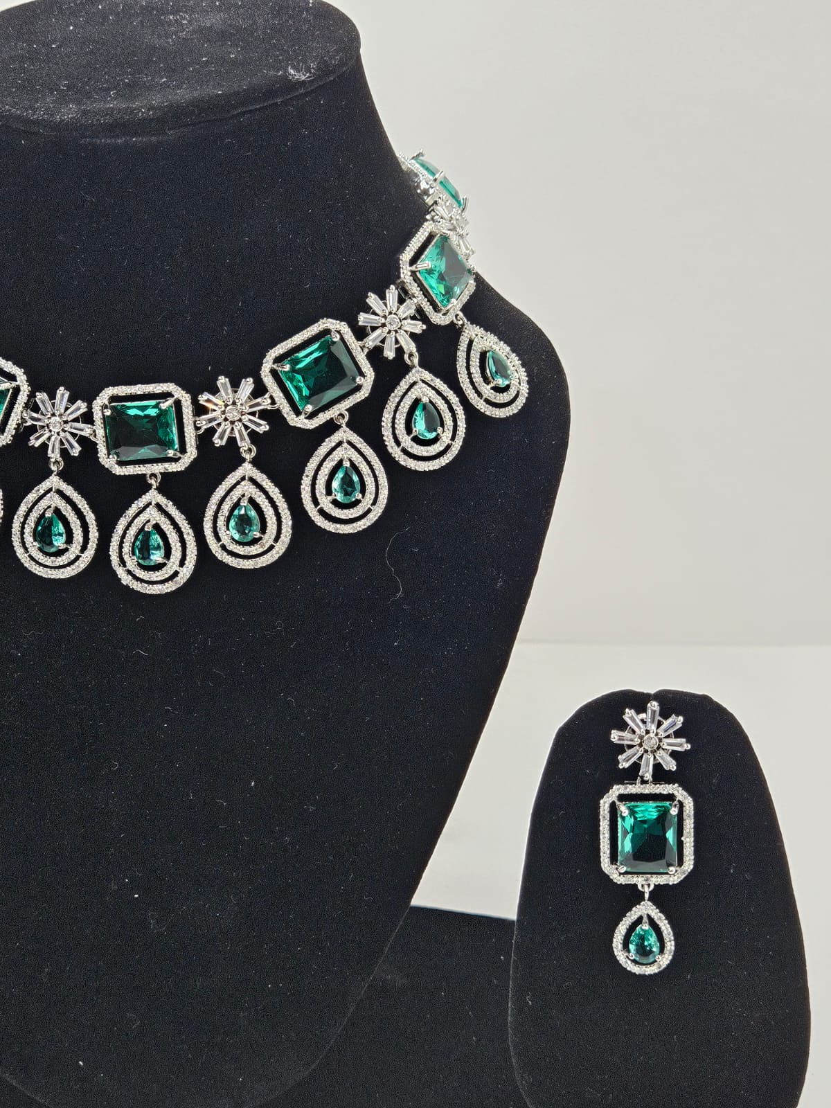 Emerald Royale – Enchanted Teardrop Necklace Set