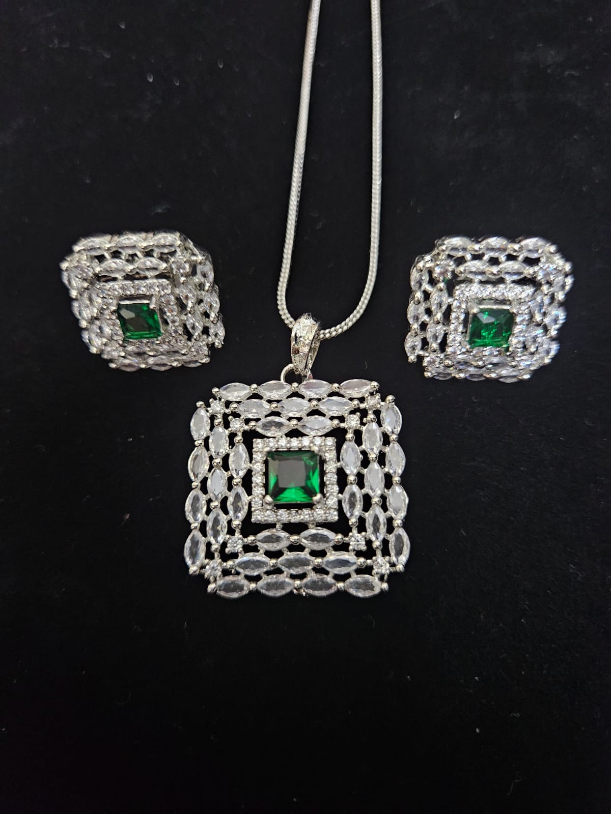 Emerald Radiance Pendant Set – Silver & Sparkle