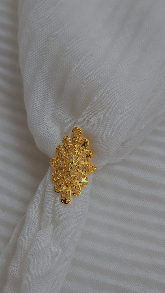 Gold Petal Filigree Ring – Symbol of Grace
