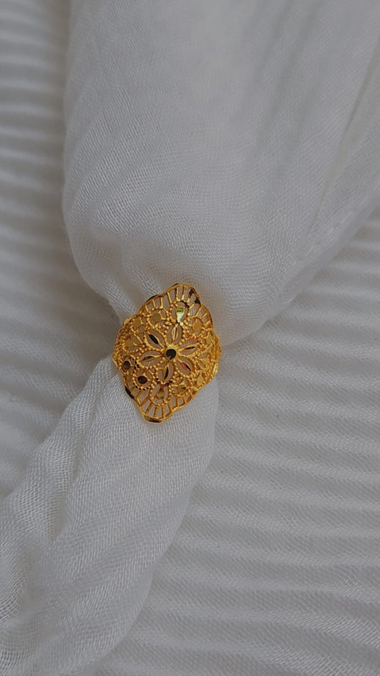 Floral Filigree Gold Ring – Timeless Elegance