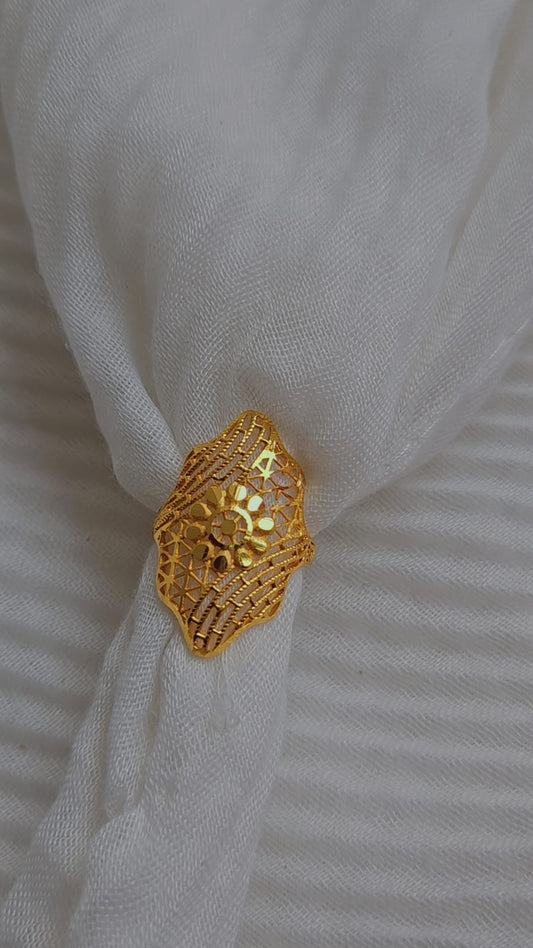 Elegant Mesh Gold Ring – Sunburst Design