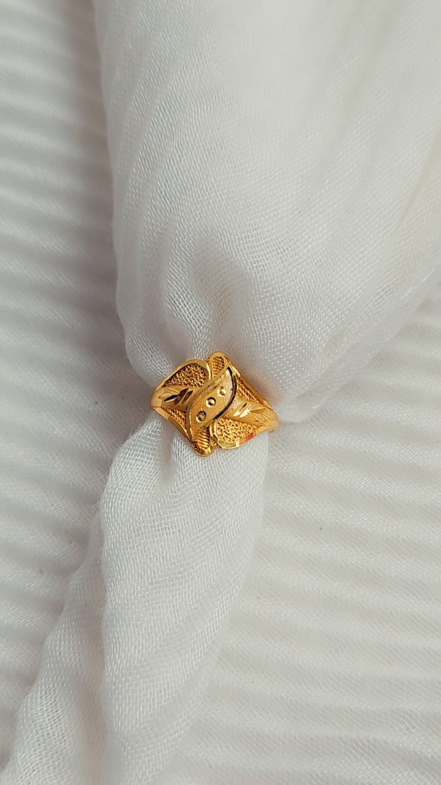 Golden Leaf Design Ring – Nature’s Elegance in Gold