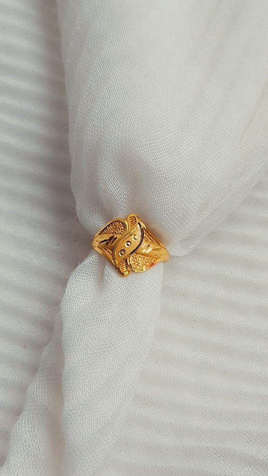 Golden Leaf Design Ring – Nature’s Elegance in Gold