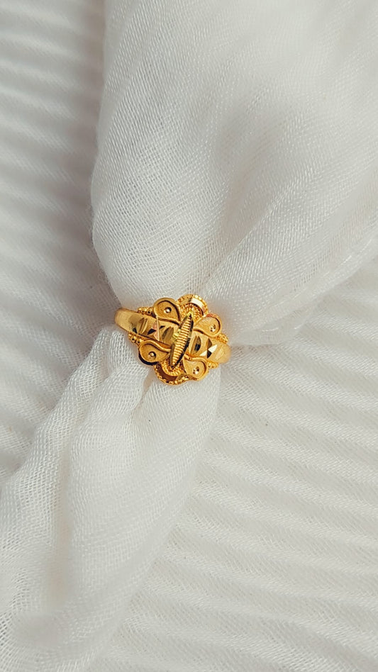 Elegant Traditional Gold Ring – Timeless Craftsmanship