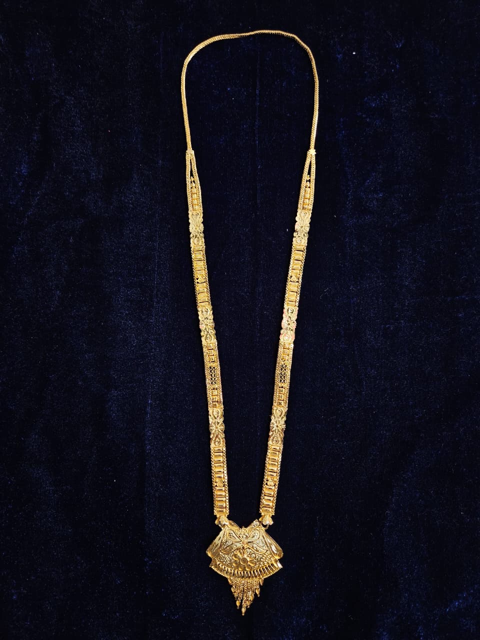 Ornate Traditional Gold Necklace with Fan-Shaped Pendant